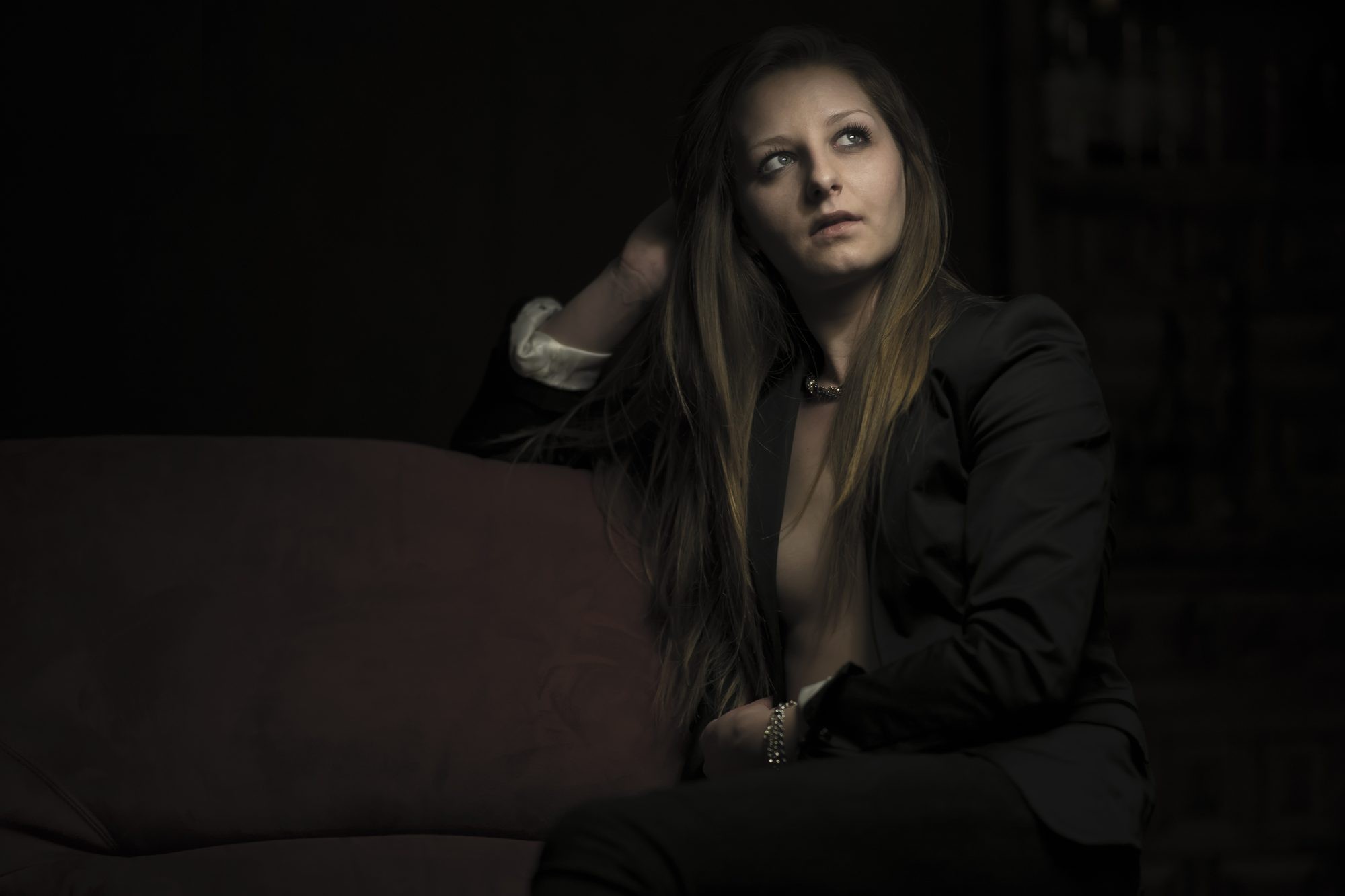 Portrait assis dans l'ombre