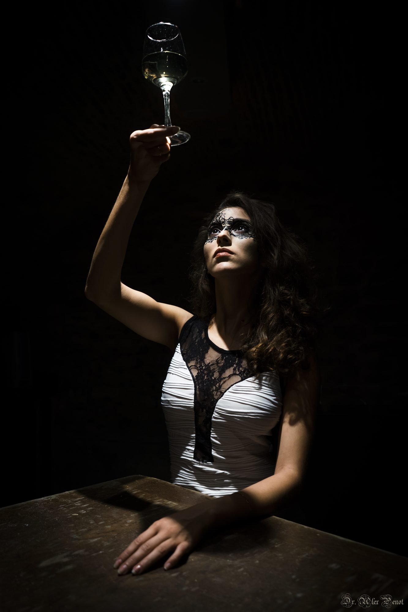 Portrait au verre levé