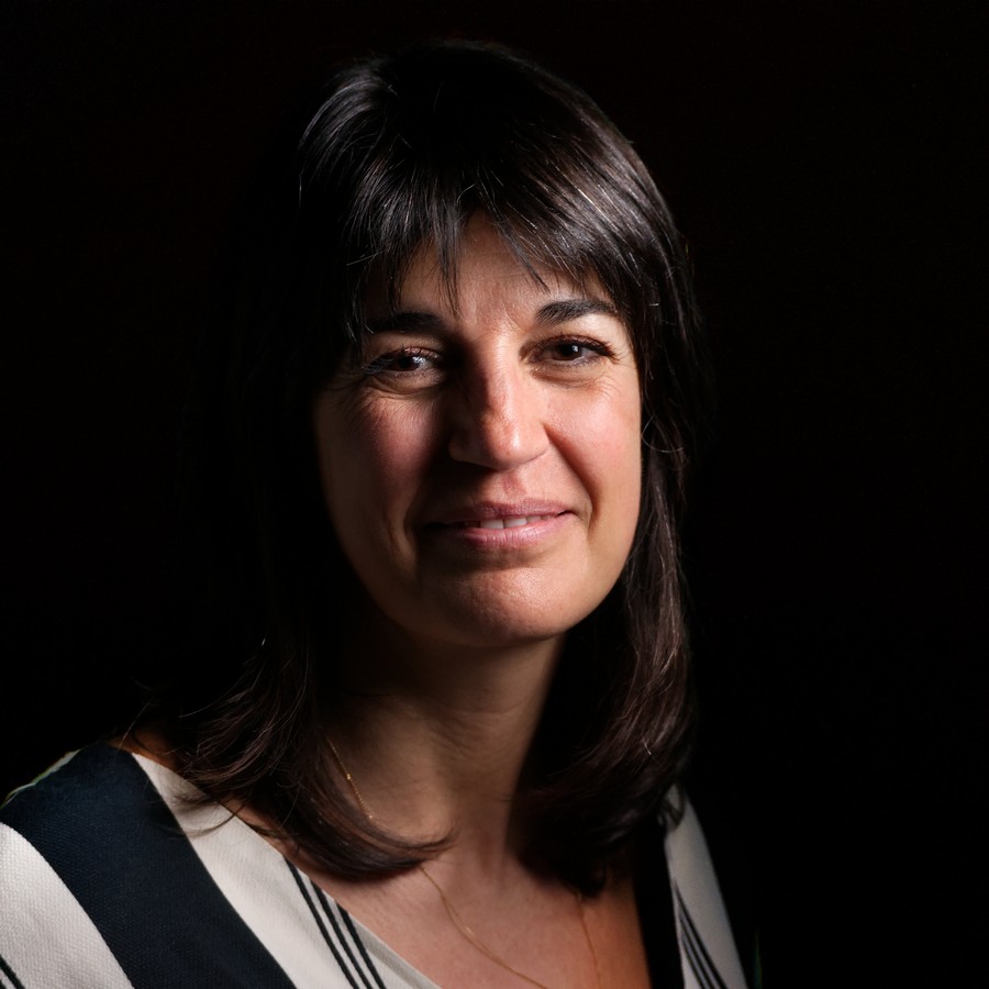 Sonia, photo de profil sur fond noir