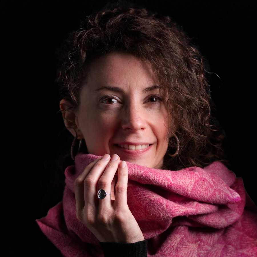 Claire, photo de profil sur fond noir